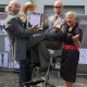 Zum Balanceakt geriet die Urkundenverleihung an das Comedy-Duo Michl Thorbecke (rechts) und Georg Leiste. Vorsitzende Renate Krämer (links) und Geschäftsführerin Gabriele Willscheid kringelten sich vor Lachen. (Foto: BürgerStiftungLohmar)