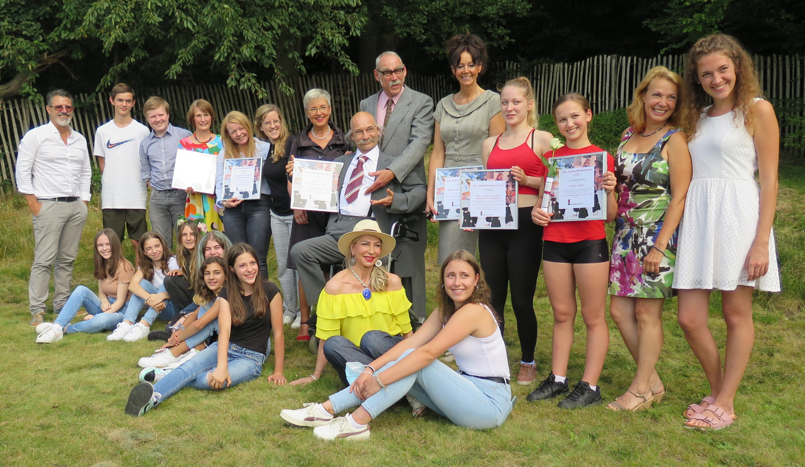 Zum großen Gruppenbild formierten sich die Preisträgerinnen und Preisträger, die Jurymitglieder sowie die Vorsitzende und die Geschäftsführerin der BürgerStiftungLohmar (Foto: BürgerStiftungLohmar)