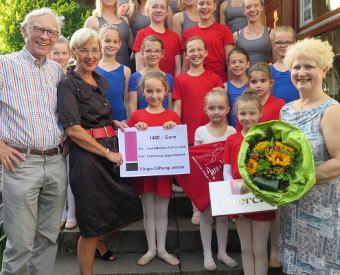 Dr. Johannes Bolten und Gabriele Willscheid, beide BürgerStiftungLohmar überreichen den Tänzerinnen einen stattlichen Scheck. Andrea Kaseler-Fegert, Jazz&Modern Dance Club dankt mit einem üppigen Blumenstrauß. (Foto: BürgerStiftungLohmar)