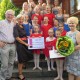 Dr. Johannes Bolten und Gabriele Willscheid, beide BürgerStiftungLohmar überreichen den Tänzerinnen einen stattlichen Scheck. Andrea Kaseler-Fegert, Jazz&Modern Dance Club dankt mit einem üppigen Blumenstrauß. (Foto: BürgerStiftungLohmar)